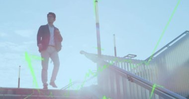 Merdivenlerden inen Asyalı adama karşı borsa veri işleme animasyonu. Küresel ekonomi ve iş teknolojisi kavramı