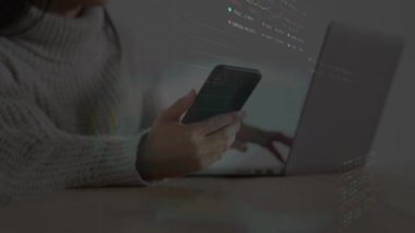 İstatistiksel animasyon, kadın dizüstü bilgisayar kullanarak orta kesimde borsa veri işleme. Küresel ekonomi ve iş veri teknolojisi kavramı