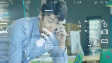 Akıllı telefon kullanan Asyalı adamın finansal veri işleme animasyonu. Küresel iş, bağlantılar, hesaplama, dijital arayüz ve dijital olarak oluşturulmuş video işleme kavramı.