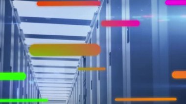 Renkli ışık yollarının animasyonu, veri işleme ve sunucu odasına karşı ışık noktası. Bilgisayar arayüzü ve iş veri depolama teknolojisi kavramı