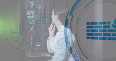 Beyaz kadın mühendis üzerindeki güvenlik duvarı simgesinin animasyonu veri sunucusunu dizüstü bilgisayarla kontrol ediyor. Dijital bileşik, çoklu pozlama, koruma, veri merkezi, ağ sunucu ve teknoloji.