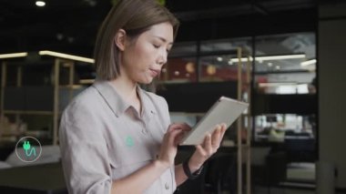 Ofisteki dijital tablette ayakta duran ve kaydıran Asyalı kadının birden fazla ikonunun canlandırılması. Dijital bileşik, tehlikeli, geri dönüşüm, çevre, sürdürülebilir enerji ve teknoloji kavramı.