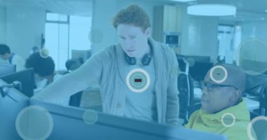 Ofisteki masaüstü raporlarını tartışan farklı iş arkadaşları üzerinde daireler çizerek 6G metnin animasyonu. Dijital bileşik, çoklu pozlama, telekomünikasyon, takım çalışması, planlama ve teknoloji kavramı.