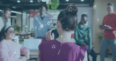 Muhtelif iş arkadaşlarının ofiste fikir alışverişinde bulunması üzerine birden fazla simgenin canlandırılması. Dijital bileşik, çoklu maruz kalma, kirlilik, tehlikeli, geri dönüşüm, takım çalışması, tartışma, planlama ve teknoloji.