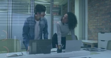 Ofiste dizüstü bilgisayarla tartışan kadın ve erkeğin istatistiksel veri işleme animasyonu. Bilgisayar arayüzü ve iş veri teknolojisi kavramı