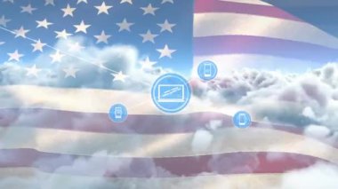 Amerikan bayrağının dalgalanmasına karşı gökyüzünde ve bulutların üzerinde dijital simgelerin oluşturduğu bir ağ. Küresel ağ ve vatanseverlik kavramı