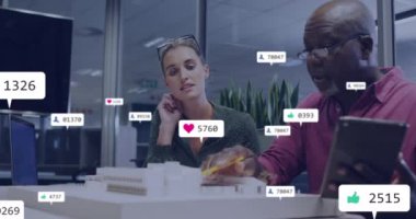 Çeşitli mimarlar üzerine bilgilendirme çubuklarının animasyonu 3D yapı modeli hakkındaki fikirleri paylaşıyor. Dijital bileşik, çoklu pozlama, sosyal medya anımsatıcı, takım çalışması ve teknoloji kavramı.