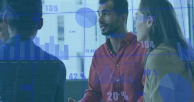 İstatistiksel veri işleme animasyonu. Ofiste birlikte tartışan çeşitli meslektaşlar hakkında. Bilgisayar arayüzü ve iş veri teknolojisi kavramı