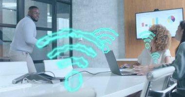 Çeşitli erkek ve kadın meslektaşlar üzerinde kablosuz internet ikonları. Günlük iş, veri, dijital arayüz, bağlantı, ofis ve iletişim dijital olarak oluşturulmuş video.