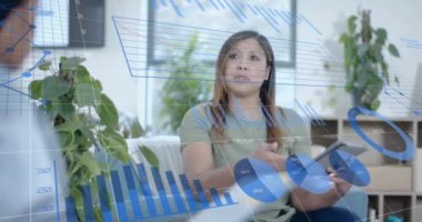 Çift ırklı iş kadını ve erkek meslektaşın konuşması üzerine veri işleme arayüzü. Günlük iş, veri, dijital arayüz, takım çalışması, ofis ve iletişim dijital olarak oluşturulmuş video.