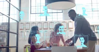 Dijital portreler ve çeşitli mimarların toplantıda planları tartışmaları üzerine veriler. Mimari, tasarım, iş dünyası, veri, dijital arayüz, bağlantı ve iletişim dijital olarak oluşturulmuş video.