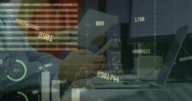 Ofiste akıllı telefon kullanan bir adamın orta kesiminde istatistiksel veri işleme animasyonu. Bilgisayar arayüzü ve iş veri teknolojisi kavramı