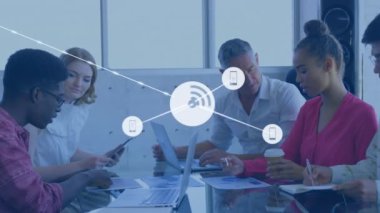 Ofiste birlikte tartışan çeşitli meslektaşlar takımının dijital simge ağının animasyonu. Küresel ağ ve iş teknolojisi kavramı