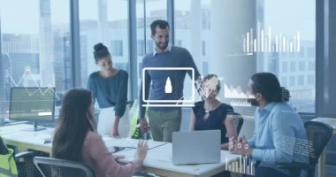 İstatistiksel veri işlemenin animasyonu. Ofiste tartışan farklı meslektaşlardan oluşan bir ekibe karşı. Bilgisayar arayüzü ve iş veri teknolojisi kavramı