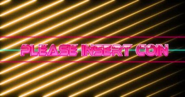 Lütfen düz bir şekilde neon sarı ışık izlerine bozuk para metni yerleştirin. Video oyunu ve eğlence teknolojisi kavramı