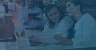 Çeşitli erkek ve kadınların ofiste tartıştıkları borsa veri işlemlerinin animasyonu. Bilgisayar arayüzü ve iş veri teknolojisi kavramı