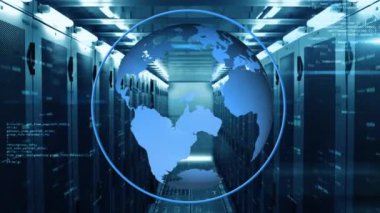 Veri sunucu odasının üzerinde daireler ve bilgisayar dilinde dünyanın animasyonu. Dijital bileşim, küreselleşme, kodlama, veri merkezi, ağ, teknoloji ve ağ sunucu kavramı.