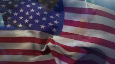 Hastanedeki beyaz kadın cerrahın portresine karşı Amerikan bayrağı sallamanın animasyonu. Tıbbi sağlık ve vatanseverlik kavramı