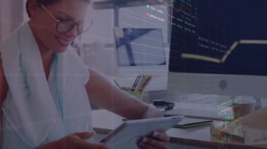 Tablet kullanan ve ofiste gülümseyen melez bir kadın üzerinde borsa veri işleme animasyonu. Küresel ekonomi ve iş veri teknolojisi kavramı
