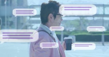 Konuşma baloncukları ve görüntü simgeleri Asyalı bir adamın sokakta kahve içmesi üzerine. Sosyal medya ağı ve iş teknolojisi kavramı