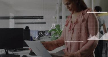 Ofiste dizüstü bilgisayar kullanan beyaz bir kadın için istatistiksel veri işleme arayüzünün animasyonu. Bilgisayar arayüzü ve iş veri teknolojisi kavramı