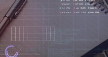 Sayıları değişen çoklu grafiklerin animasyonu ve not defterinin üzerinde işlem tahtası. Dijital bileşik, çoklu pozlama, rapor, büyüme, borsa, soyut ve iş konsepti.