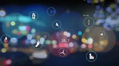 Şehirdeki caddelerde hareket eden bulanık araçların üzerinde birden fazla simge görüntüsü. Dijital bileşik, çoklu maruz kalma, çevre, kirlilik, tehlikeli, ulaşım, teknoloji konsepti.