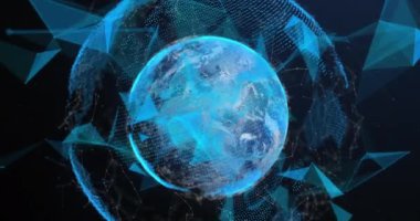 Dünyanın dört bir yanındaki bağlantılı noktalar üzerinden soyut arkaplan ile üçgenlerin animasyonu. Dijital olarak üretilen hologram, illüstrasyon, iletişim, şekil ve küreselleşme kavramı.