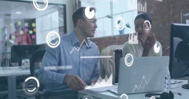 Muhtelif erkek ve kadınların ofiste tartıştığı istatistiksel veri işleme animasyonu. Bilgisayar arayüzü ve iş veri teknolojisi kavramı