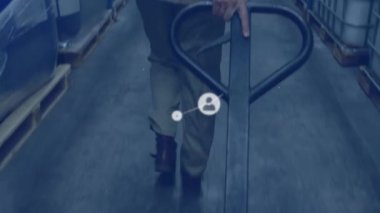 Depoda palet kamyonu çeken kadın işçinin dikiz aynasından profil ağının animasyonu. Küresel ağ ve lojistik iş teknolojisi kavramı