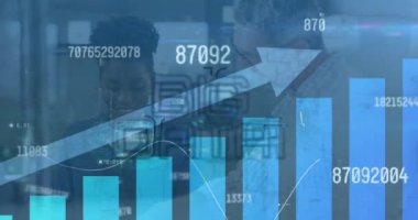 Büyük veri metinlerinin animasyonu, değişen numaralar, ok, grafik, ofiste tartışan çeşitli iş arkadaşları. Dijital bileşik, çoklu pozlama, rapor, iş, büyüme, takım çalışması ve teknoloji kavramı.