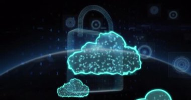 Bulutların animasyonu, asma kilit, harfler, semboller, yazı ve sayılar dünya üzerinde uzaya karşı. Dijital olarak üretilen hologram, illüstrasyon, bulut hesaplama, koruma, küreselleşme ve teknoloji.