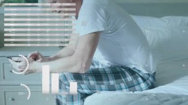 Evdeki yatakta akıllı telefon kullanan mutlu beyaz adamın istatistiksel veri işleme animasyonu. Bilgisayar arayüzü ve iş veri teknolojisi kavramı