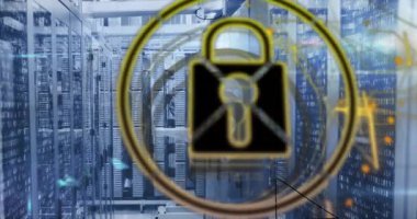 Güvenlik asma kilit ikonu animasyonu, sarı ışık yolları, sunucu odasına karşı matematiksel denklemler. Siber güvenlik ve iş veri depolama teknolojisi kavramı