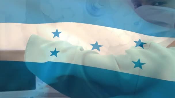 Animation Drapeau Honduras Agitant Contre Portrait Chirurgien Masculin Biracial Hôpital — Video