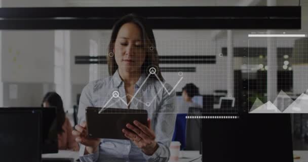 オフィスでタブレットを使用してアジア女性に対する統計データ処理とのインターフェースのアニメーション コンピュータインターフェースとビジネスデータ技術のコンセプト — ストック動画