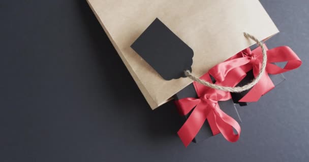 礼品袋 礼品标签 红丝带礼品盒的录像 并复制黑色背景的空间 网上星期一 黑色星期五 网上购物 航运和全球联系概念 — 图库视频影像