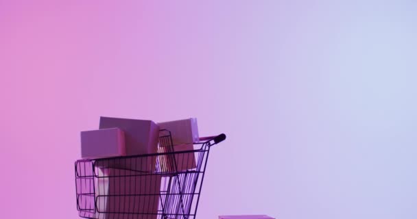 盒子和购物车的视频 在霓虹灯紫色背景之上有复制空间 网上星期一 黑色星期五 网上购物 航运和全球联系概念 — 图库视频影像