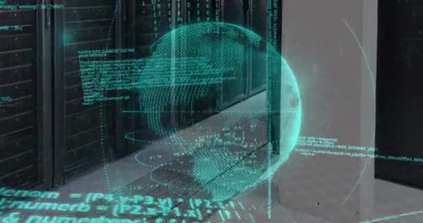 コンピュータ サーバー ルームに対する回転する地球上のデータ処理のアニメーション コンピュータインターフェースとビジネスデータストレージ技術のコンセプト — ストック動画