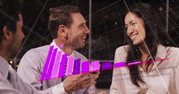 Анимация Обработки Статистических Данных Над Разнообразным Бизнесменом Бизнесменом Улыбающимся Офисе — стоковое видео
