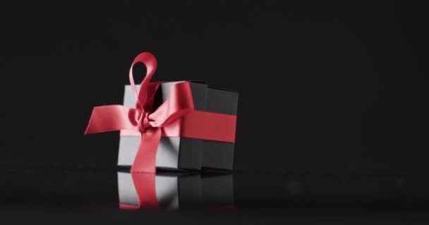 Video Der Geschenkbox Mit Roter Schleife Und Kopierraum Auf Schwarzem — Stockvideo