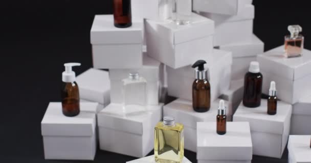 Video Von Schönheitsprodukten Mit Weißen Pappschachteln Mit Kopierraum Auf Schwarzem — Stockvideo