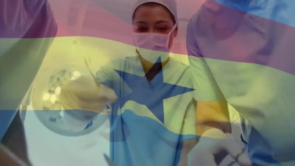 Анимация Размахивания Флагом Ганы Против Команды Различных Хирургов Выполняющих Операцию — стоковое видео