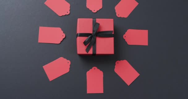 Βίντεο Από Ετικέτες Δώρων Κόκκινο Κουτί Δώρου Κορδέλα Και Αντίγραφο — Αρχείο Βίντεο
