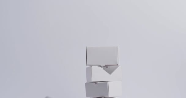 在白色背景上堆放有复制空间的纸盒的视频 网上星期一 黑色星期五 网上购物 航运和全球联系概念 — 图库视频影像