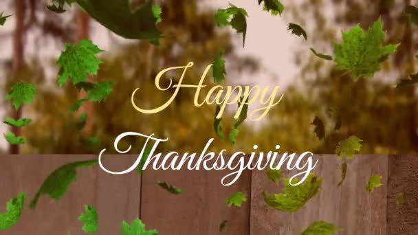感謝祭のテキストと秋の葉のアニメーションは 公園に対する木製のプランクの上に落ちます 感謝祭と秋の季節のコンセプト — ストック動画