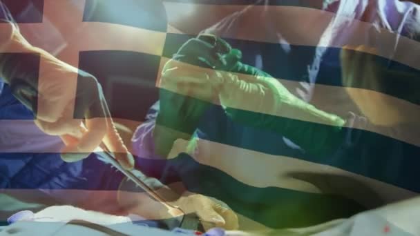 Анімація Махаючого Прапора Греції Проти Команди Різноманітних Хірургів Виконують Операцію — стокове відео