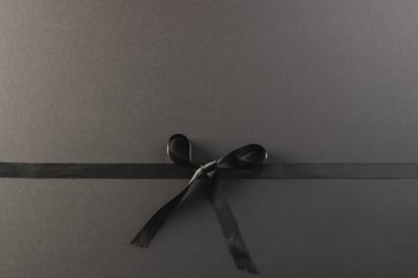 Siyah hediye kurdelesi ve siyah arka planda fotokopi alanı. Kara Cuma, siber pazartesi, alışveriş, siber alışveriş, satış, perakende ve nakliye konsepti.