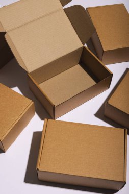 Karton hediye kutusunun dikey görüntüsü ve beyaz arkaplan üzerinde kopya alanı olan kutular. Siber Pazartesi, Kara Cuma, çevrimiçi alışveriş, nakliye ve küresel bağlantılar kavramı.