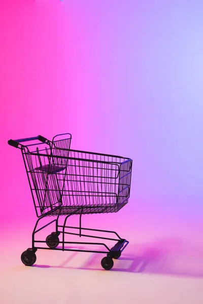 带有霓虹灯紫色背景复制空间的购物车的垂直图像 网上星期一 黑色星期五 网上购物 航运和全球联系概念 — 图库照片